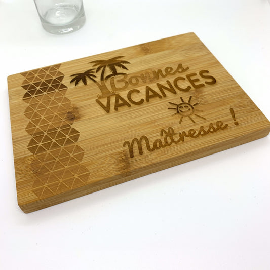 Planche apéritifs en bambou personnalisée Bonnes vacances maîtresse