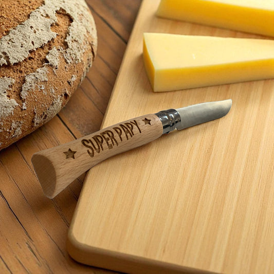 "Couteau Opinel gravé Super Papy présenté en mise en scène réelle, montrant l'utilisation du produit comme cadeau personnalisé pour grand-père"
