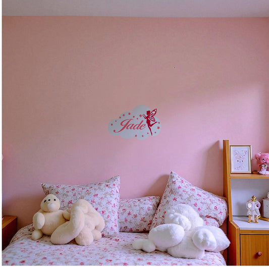 "Plaque de porte nuage fée personnalisée avec prénom installée dans une chambre d'enfant, montrant la décoration en situation réelle sur porte ou mur"