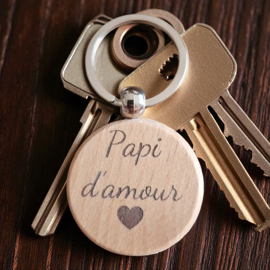 "Porte-clés en bois de bambou gravé Papi d'amour présenté en situation réelle, montrant l'utilisation quotidienne du produit comme cadeau pour grand-père"