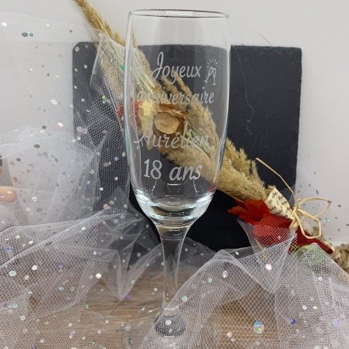 Verre flûte à champagne personnalisé joyeux anniversaire avec âge