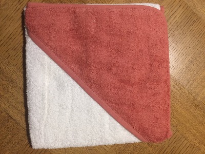 Cape de bain rose foncé avec prénom personnalisée