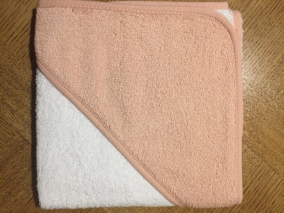 Cape de bain rose pastel avec prénom brodé 