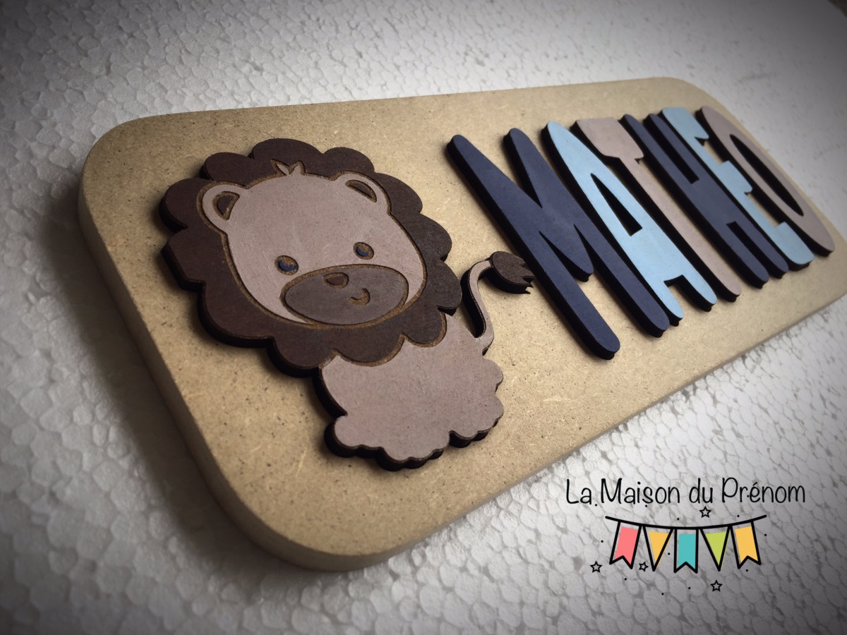 puzzle en bois avec lettres et motifs lion