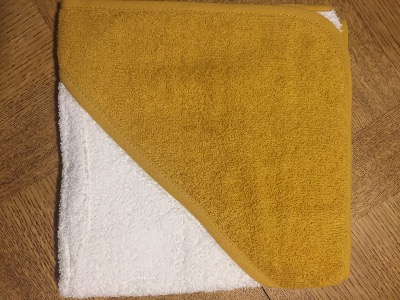 Cape de bain jaune ocre avec prénom personnalisée