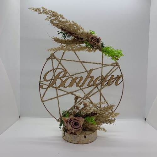 Centre de table avec prénom personnalisée en bois et fleurs