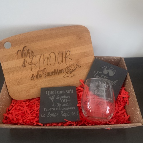 Coffret apéro personnalisé Le whisky c'est comme un bon ami sous verre planche gravé