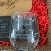 Coffret apéro personnalisé Le whisky c'est comme un bon ami sous verre planche gravé