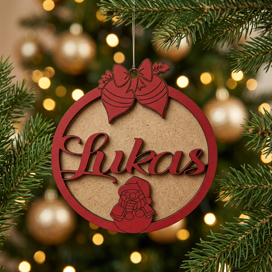 Boule de Noël Lukas rouge et bois naturel avec nœud et bonhomme de neige suspendue dans un sapin illuminé