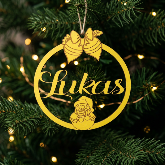 Boule de Noël ajourée jaune Lukas avec nœud et bonhomme de neige suspendue dans un sapin illuminé