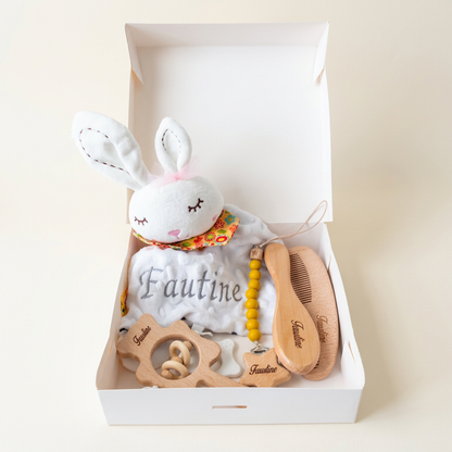 Vue d’ensemble du coffret naissance personnalisé avec doudou lapin et accessoires
